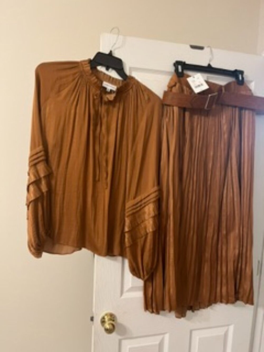 Gibson & Latimer bronze color pleated skirt NWT w/leather belt; top worn once